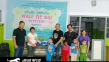 MENEBAR KASIH: Perwakilan tim Sahabat Kapolda Sulut saat menyerahkan bantuan bahan pokok berupa beras secara simbolis kepada pengurus panti asuhan di Sulawesi Utara, Kamis (27/08/2026).