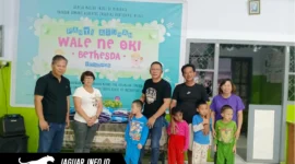 MENEBAR KASIH: Perwakilan tim Sahabat Kapolda Sulut saat menyerahkan bantuan bahan pokok berupa beras secara simbolis kepada pengurus panti asuhan di Sulawesi Utara, Kamis (27/08/2026).