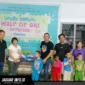 MENEBAR KASIH: Perwakilan tim Sahabat Kapolda Sulut saat menyerahkan bantuan bahan pokok berupa beras secara simbolis kepada pengurus panti asuhan di Sulawesi Utara, Kamis (27/08/2026).