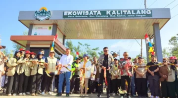 Suasana peresmian Gerbang Ekowisata Kalitalang oleh Yayasan Astra Honda Motor (AHM) bersama Universitas Gadjah Mada (UGM) dan Pemerintah Kabupaten Klaten di Desa Balerante.
