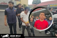Petugas kepolisian dari Tim URC Ditreskrimum Polda Sulawesi Utara saat menggiring terduga pelaku penggelapan mobil perusahaan berinisial U menuju ruang penyidik di Mapolda Sulut untuk menjalani pemeriksaan lebih lanjut. (Foto: Dok. Jaguarinfo.id)