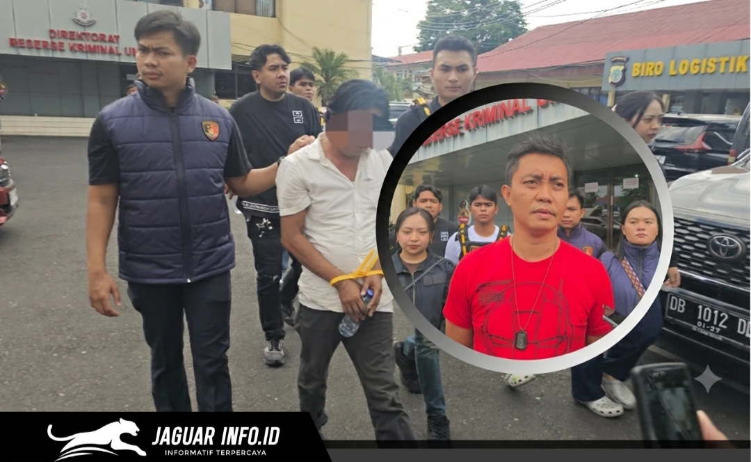 Petugas kepolisian dari Tim URC Ditreskrimum Polda Sulawesi Utara saat menggiring terduga pelaku penggelapan mobil perusahaan berinisial U menuju ruang penyidik di Mapolda Sulut untuk menjalani pemeriksaan lebih lanjut. (Foto: Dok. Jaguarinfo.id)
