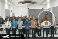Plt. Bupati Sitaro, Heronimus Makainas bersama Kepala Perwakilan BI Sulut, Joko Supratikto dalam acara High Level Meeting TP2DD terkait percepatan digitalisasi daerah di Kabupaten Kepulauan Sitaro