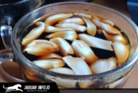 Sajian segelas kopi hitam dengan campuran kacang kenari. Foto : Pirates