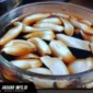 Sajian segelas kopi hitam dengan campuran kacang kenari. Foto : Pirates