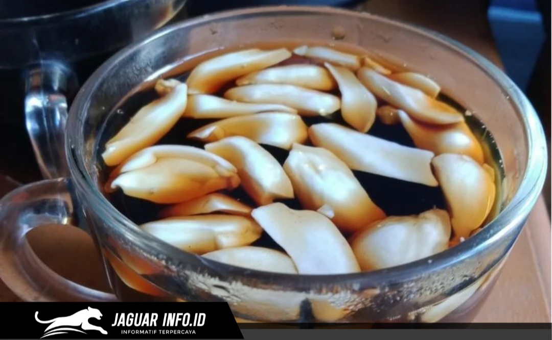 Sajian segelas kopi hitam dengan campuran kacang kenari. Foto : Pirates