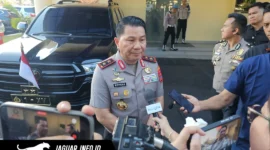 Kapolda Sulut Irjen Pol Roycke Langie saat memberikan keterangan resmi kepada awak media di Mapolda Sulut terkait proses penegakan hukum.