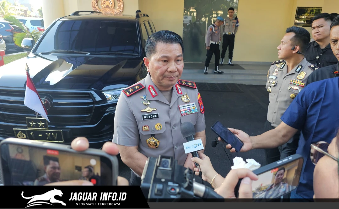Kapolda Sulut Irjen Pol Roycke Langie saat memberikan keterangan resmi kepada awak media di Mapolda Sulut terkait proses penegakan hukum.