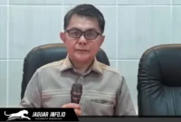 Dr. Maxi Egeten, S.I.P., M.Si., saat memberikan keterangan secara langsung di ruang kerjanya.
