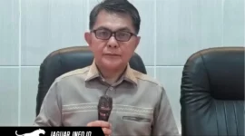 Dr. Maxi Egeten, S.I.P., M.Si., saat memberikan keterangan secara langsung di ruang kerjanya.