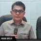 Dr. Maxi Egeten, S.I.P., M.Si., saat memberikan keterangan secara langsung di ruang kerjanya.