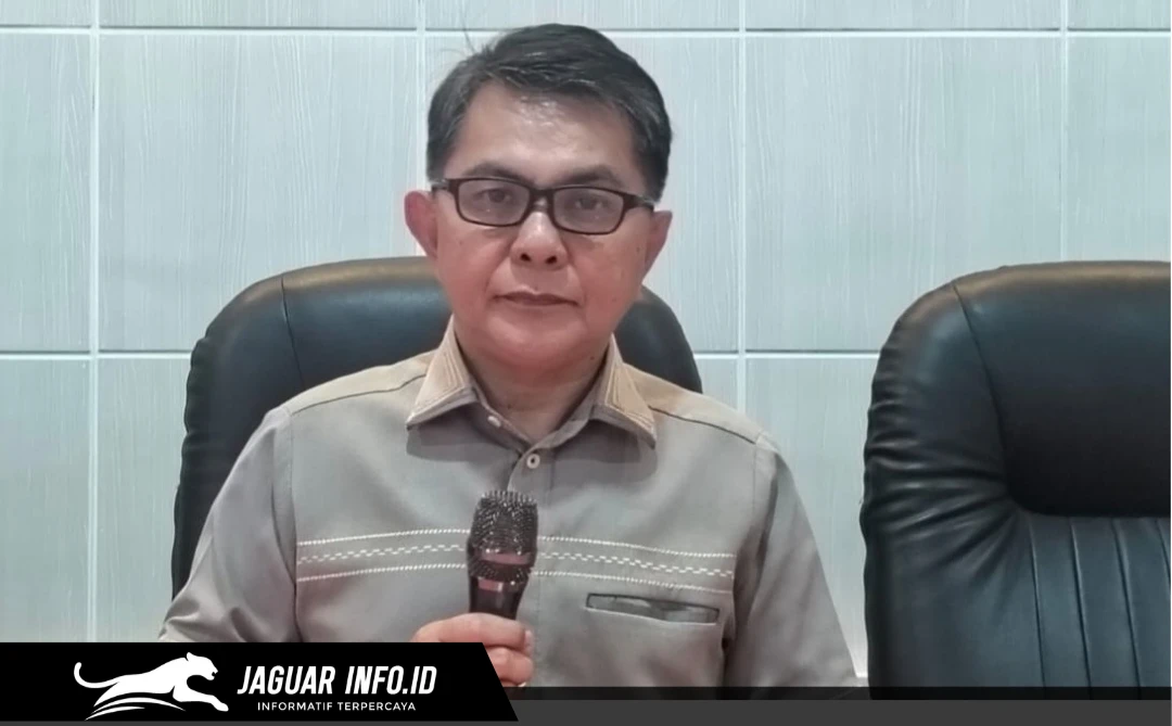 Dr. Maxi Egeten, S.I.P., M.Si., saat memberikan keterangan secara langsung di ruang kerjanya.