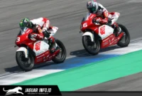Aksi dua pebalap Honda saat melaju kencang di lintasan balap.