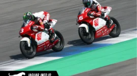 Aksi dua pebalap Honda saat melaju kencang di lintasan balap.