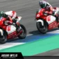Aksi dua pebalap Honda saat melaju kencang di lintasan balap.