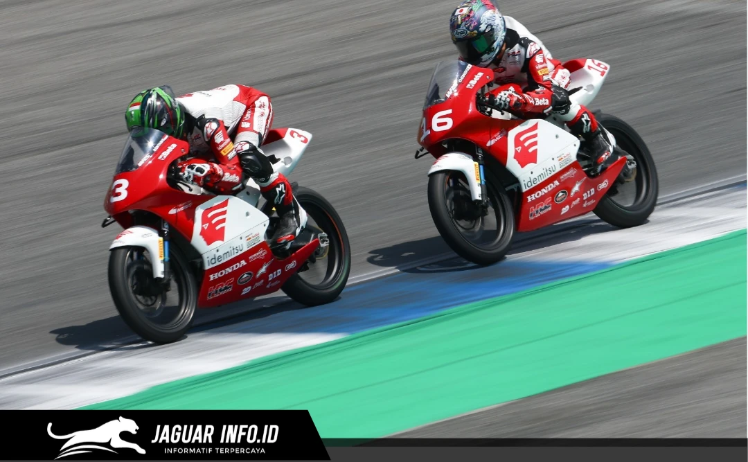 Aksi dua pebalap Honda saat melaju kencang di lintasan balap.