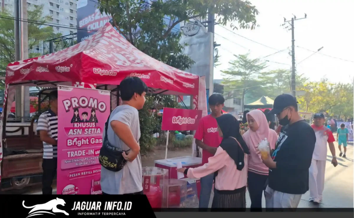 Suasana kegiatan edukasi dan promo BrightGas oleh Pertamina di kawasan Car Free Day (CFD) Makassar.