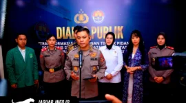 Suasana konferensi pers jajaran Polri terkait kegiatan Dialog Penguatan Internal Polri ke-2 mengenai strategi dan penanganan kejahatan love scamming di Jakarta Selatan, 04/08/26.