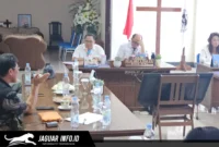 Suasana pertemuan atau rapat koordinasi pelaksanaan kegiatan secara umum.