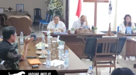 Suasana pertemuan atau rapat koordinasi pelaksanaan kegiatan secara umum.