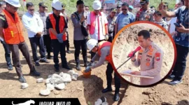 Kapolres Kepulauan Sitaro, AKBP Ronald Andry Mauboy, saat memimpin kegiatan peletakan batu pertama Pembangunan Mako Polres Sitaro di Kecamatan Siau Timur Selatan pada Selasa (05/08/26).