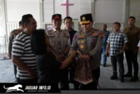Kapolda Sulut Irjen Pol Roycke Langie didampingi jajaran Forkopimda saat meninjau langsung kondisi bangunan pascakebakaran di Gereja GMIM Imanuel Kawangkoan Bawah, Amurang, Minahasa Selatan, Kamis (6/8/2026).