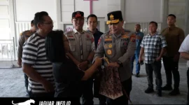 Kapolda Sulut Irjen Pol Roycke Langie didampingi jajaran Forkopimda saat meninjau langsung kondisi bangunan pascakebakaran di Gereja GMIM Imanuel Kawangkoan Bawah, Amurang, Minahasa Selatan, Kamis (6/8/2026).