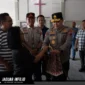 Kapolda Sulut Irjen Pol Roycke Langie didampingi jajaran Forkopimda saat meninjau langsung kondisi bangunan pascakebakaran di Gereja GMIM Imanuel Kawangkoan Bawah, Amurang, Minahasa Selatan, Kamis (6/8/2026).