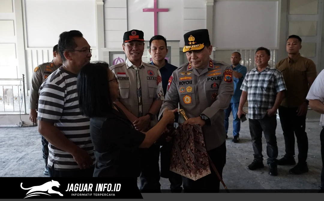 Kapolda Sulut Irjen Pol Roycke Langie didampingi jajaran Forkopimda saat meninjau langsung kondisi bangunan pascakebakaran di Gereja GMIM Imanuel Kawangkoan Bawah, Amurang, Minahasa Selatan, Kamis (6/8/2026).