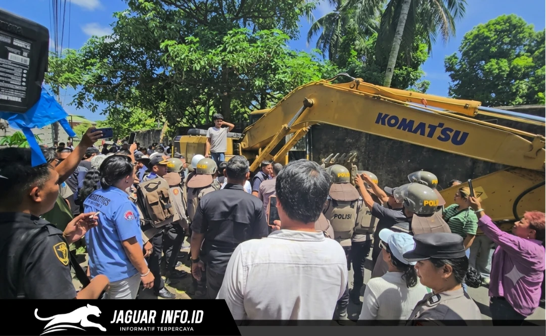 Alat berat ekskavator merobohkan bangunan dua lantai saat berlangsungnya eksekusi lahan Airmadidi di Kabupaten Minahasa Utara, Kamis (06/08/26).