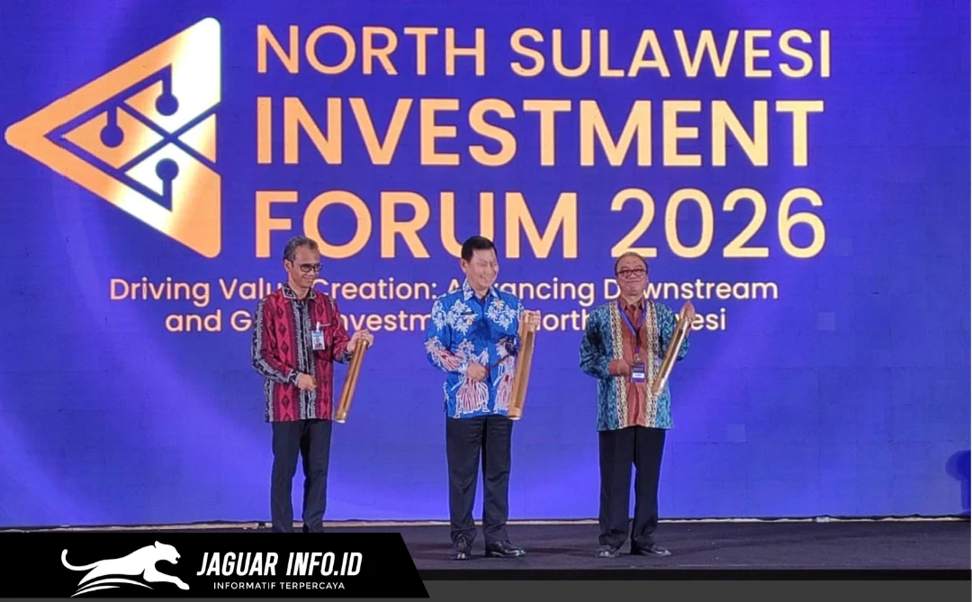 Wakil Gubernur Sulut Viktor Mailangkay, Direktur Wilayah III BKPM Abdul Qodir, dan Kepala KPw BI Sulut Joko Supratikto resmi membuka North Sulawesi Investment Forum (NSIF) 2026 dengan membunyikan alat musik tradisional tetengkoren di Manado, Jumat (7/8/2026).