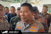 Kapolda Sulawesi Utara, Irjen Pol Roycke Harry Langie, memberikan keterangan wawancara bersama media usai mengunjungi keluarga korban insiden kecelakaan maut di Kotamobagu.