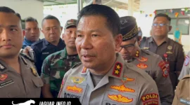 Kapolda Sulawesi Utara, Irjen Pol Roycke Harry Langie, memberikan keterangan wawancara bersama media usai mengunjungi keluarga korban insiden kecelakaan maut di Kotamobagu.
