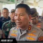 Kapolda Sulawesi Utara, Irjen Pol Roycke Harry Langie, memberikan keterangan wawancara bersama media usai mengunjungi keluarga korban insiden kecelakaan maut di Kotamobagu.