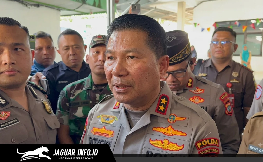 Kapolda Sulawesi Utara, Irjen Pol Roycke Harry Langie, memberikan keterangan wawancara bersama media usai mengunjungi keluarga korban insiden kecelakaan maut di Kotamobagu.