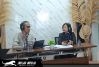 Suasana gelar wicara bersama Kepala KPw BI Provinsi Sulawesi Utara, Joko Supratikto di Studio RRI Manado terkait pengembangan UMKM dan ekonomi digital.