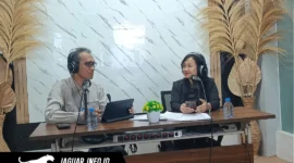 Suasana gelar wicara bersama Kepala KPw BI Provinsi Sulawesi Utara, Joko Supratikto di Studio RRI Manado terkait pengembangan UMKM dan ekonomi digital.