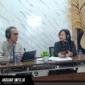 Suasana gelar wicara bersama Kepala KPw BI Provinsi Sulawesi Utara, Joko Supratikto di Studio RRI Manado terkait pengembangan UMKM dan ekonomi digital.