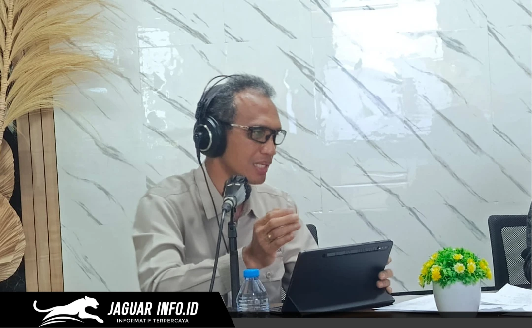 Suasana saat talk show bersama Kepala KPw Bank Indonesia (BI) Provinsi Sulawesi Utara, Joko Supratikto, di Studio RRI Manado pada 10/08/26. Dialog ini membahas persiapan dan kolaborasi strategis jelang pelaksanaan Urban Digifest 2026.