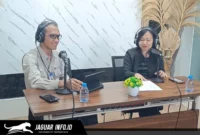 Kepala KPw BI Provinsi Sulut Joko Supratikto saat menjadi narasumber dalam program talk show di Studio RRI Manado.