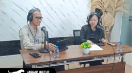 Kepala KPw BI Provinsi Sulut Joko Supratikto saat menjadi narasumber dalam program talk show di Studio RRI Manado.