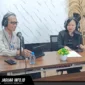 Kepala KPw BI Provinsi Sulut Joko Supratikto saat menjadi narasumber dalam program talk show di Studio RRI Manado.