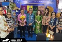 Kepala KPw BI Provinsi Sulut, Joko Supratikto, berfoto bersama para tamu undangan di salah satu stan UMKM.