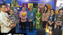 Kepala KPw BI Provinsi Sulut, Joko Supratikto, berfoto bersama para tamu undangan di salah satu stan UMKM.