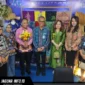 Kepala KPw BI Provinsi Sulut, Joko Supratikto, berfoto bersama para tamu undangan di salah satu stan UMKM.