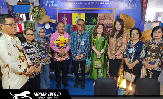 Kepala KPw BI Provinsi Sulut, Joko Supratikto, berfoto bersama para tamu undangan di salah satu stan UMKM.