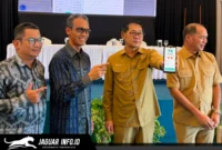 Kepala Bapenda Kota Bitung Theo Rorong bersama Kepala KPw BI Sulut Joko Supratikto saat acara peluncuran pembayaran pajak melalui QRIS dalam rangkaian kegiatan HLM TP2DD di Fave Hotel Kota Bitung, Selasa (11/08/26).