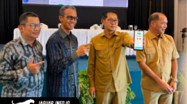 Kepala Bapenda Kota Bitung Theo Rorong bersama Kepala KPw BI Sulut Joko Supratikto saat acara peluncuran pembayaran pajak melalui QRIS dalam rangkaian kegiatan HLM TP2DD di Fave Hotel Kota Bitung, Selasa (11/08/26).