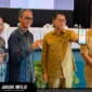 Kepala Bapenda Kota Bitung Theo Rorong bersama Kepala KPw BI Sulut Joko Supratikto saat acara peluncuran pembayaran pajak melalui QRIS dalam rangkaian kegiatan HLM TP2DD di Fave Hotel Kota Bitung, Selasa (11/08/26).