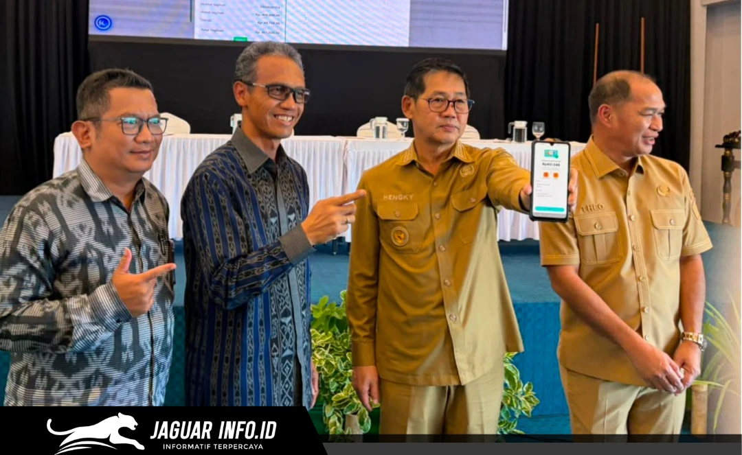 Kepala Bapenda Kota Bitung Theo Rorong bersama Kepala KPw BI Sulut Joko Supratikto saat acara peluncuran pembayaran pajak melalui QRIS dalam rangkaian kegiatan HLM TP2DD di Fave Hotel Kota Bitung, Selasa (11/08/26).